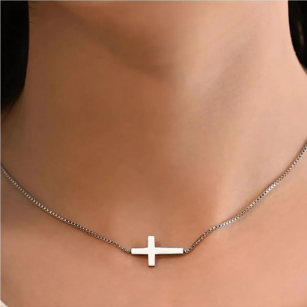 πΈοΈβοΈNIB Silver Tonedβ14k Stainless Steel Cross Necklace